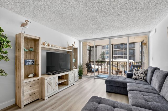 8 Royal Palm Way 107, Boca Raton, FL 33432