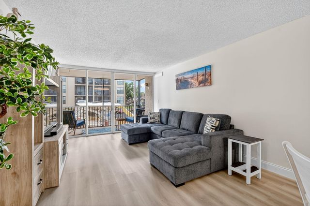 8 Royal Palm Way 107, Boca Raton, FL 33432