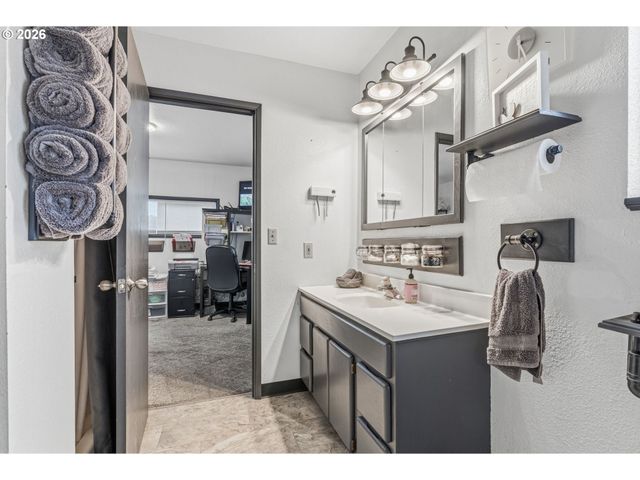441 4TH Ave, Castle Rock, WA 98611