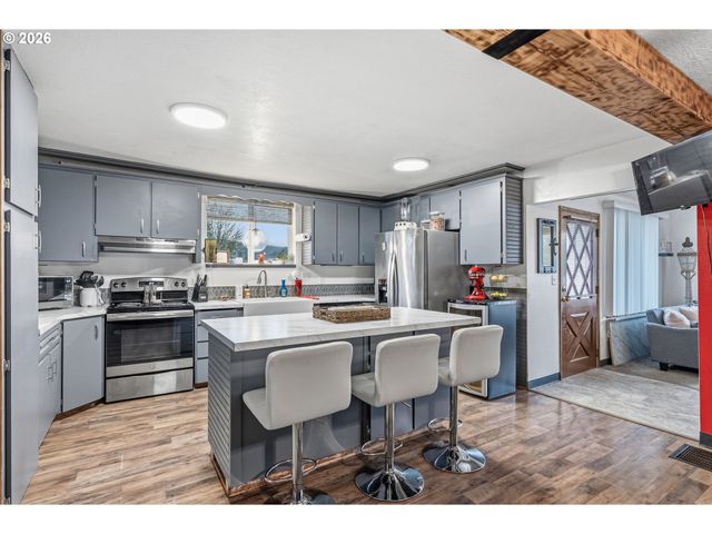 441 4TH Ave, Castle Rock, WA 98611