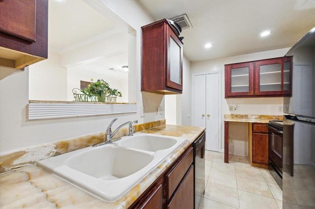 2211 Place Rebecca Lane B10, Houston, TX 77090