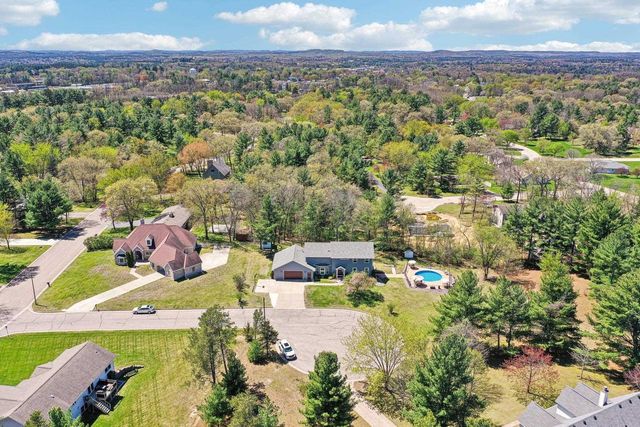 911 Fawn Court, Wisconsin Dells, WI 53965