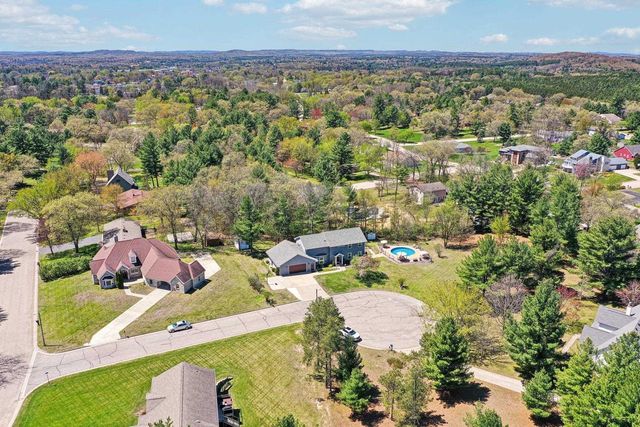 911 Fawn Court, Wisconsin Dells, WI 53965