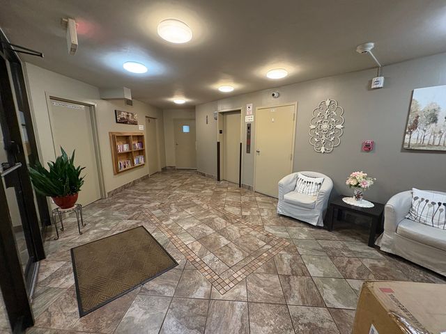 907 S Williams Street 303, Westmont, IL 60559