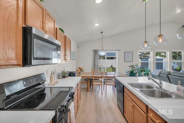 10384 Blackpool Ridge St, Nampa, ID 83687