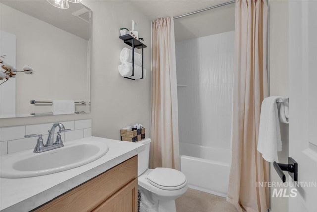 10384 Blackpool Ridge St, Nampa, ID 83687