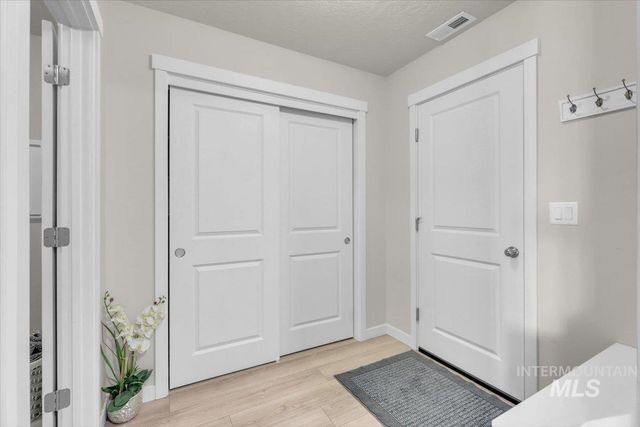 10384 Blackpool Ridge St, Nampa, ID 83687