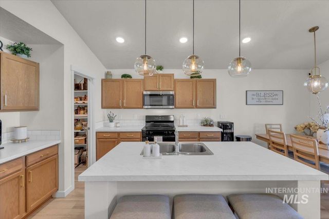 10384 Blackpool Ridge St, Nampa, ID 83687