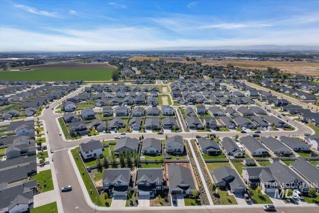 10384 Blackpool Ridge St, Nampa, ID 83687