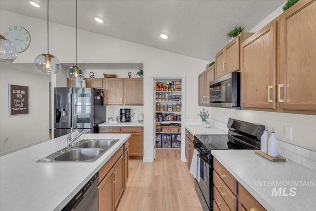 10384 Blackpool Ridge St, Nampa, ID 83687