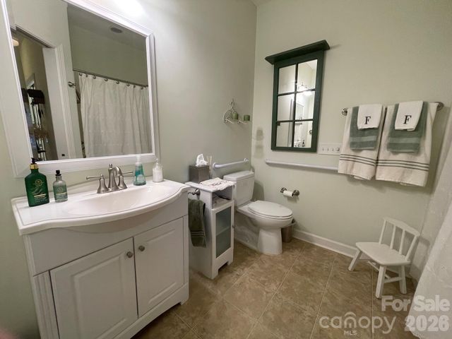 479 26th Avenue NE B, Hickory, NC 28601