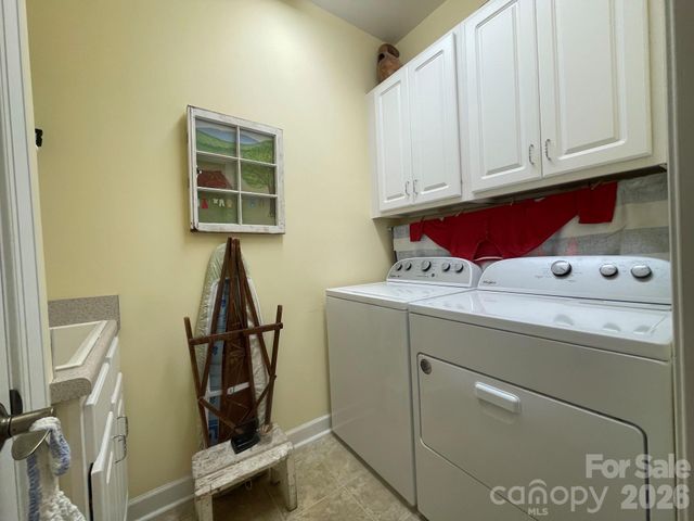 479 26th Avenue NE B, Hickory, NC 28601