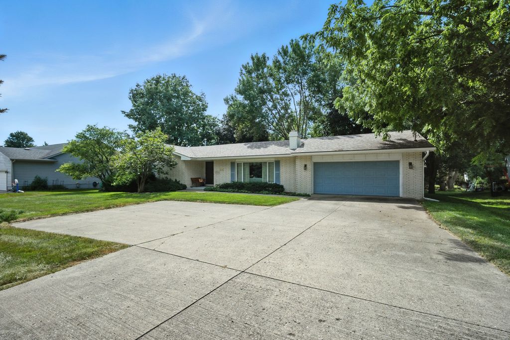 6140 Ashworth Road, West Des Moines, IA 50266