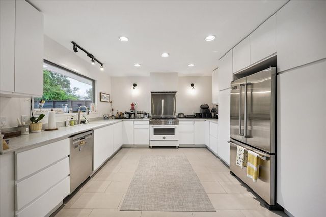6230 Waltway Drive, Houston, TX 77008