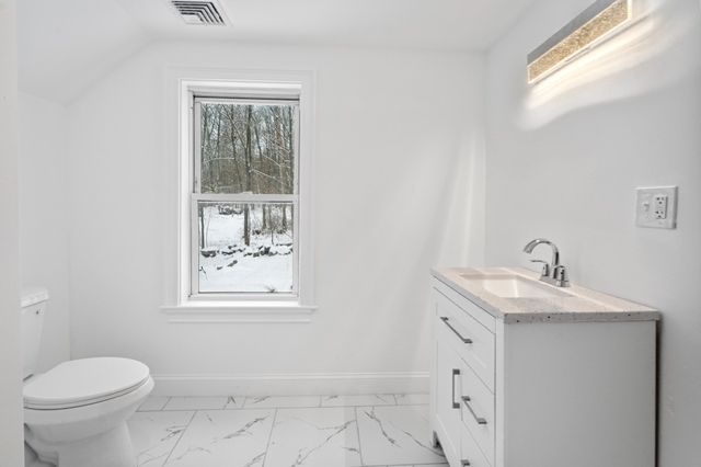 18 Main St, Ashburnham, MA 01430