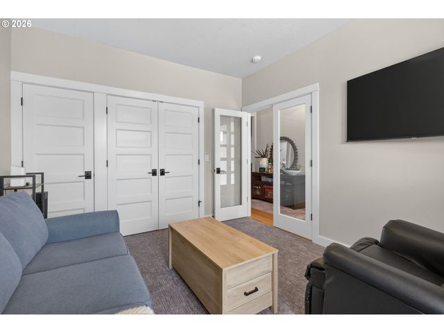 1020 S 33RD St, Springfield, OR 97478