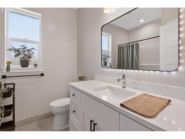 1020 S 33RD St, Springfield, OR 97478