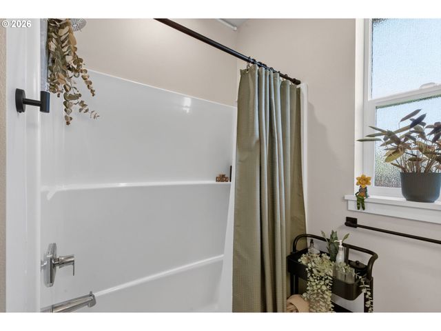 1020 S 33RD St, Springfield, OR 97478