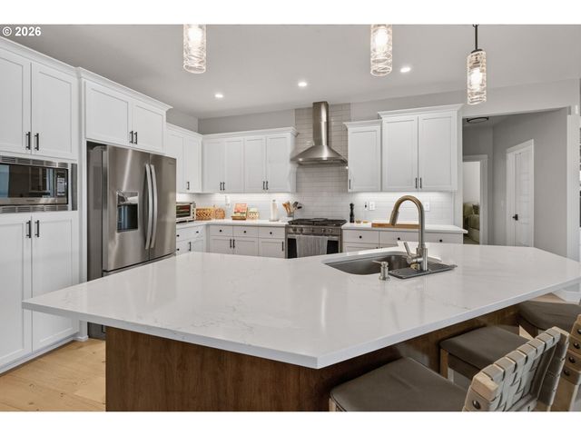 1020 S 33RD St, Springfield, OR 97478