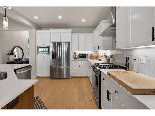 1020 S 33RD St, Springfield, OR 97478