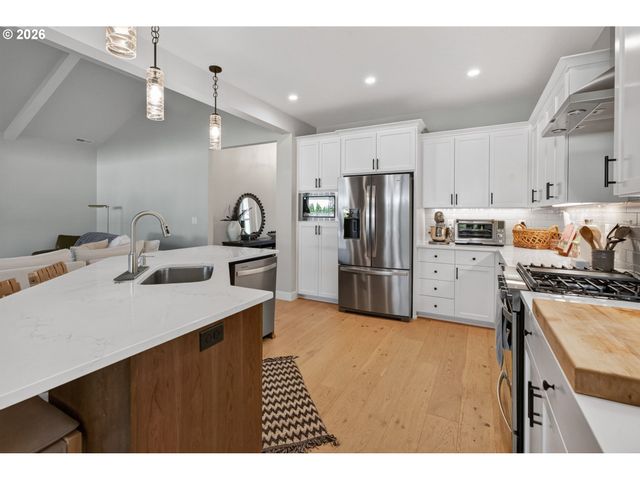 1020 S 33RD St, Springfield, OR 97478