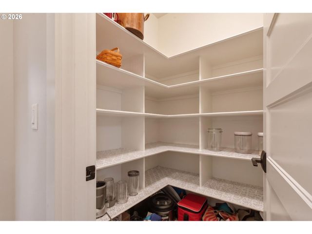 1020 S 33RD St, Springfield, OR 97478