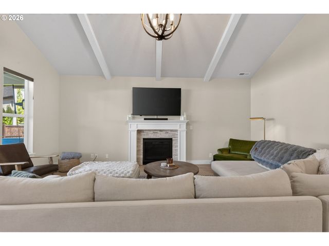 1020 S 33RD St, Springfield, OR 97478