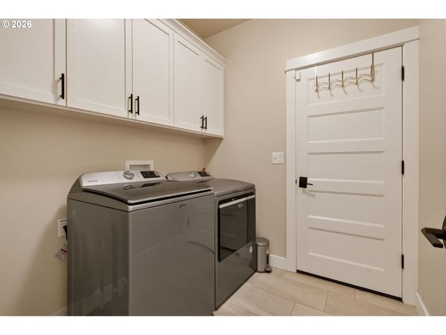 1020 S 33RD St, Springfield, OR 97478