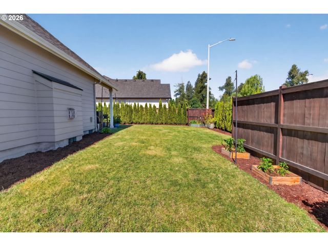 1020 S 33RD St, Springfield, OR 97478