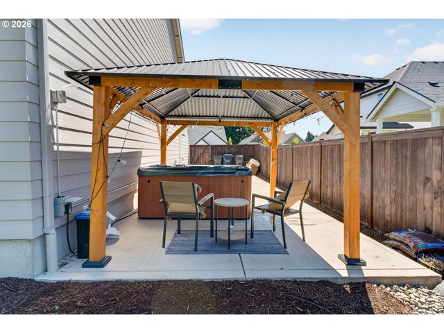 1020 S 33RD St, Springfield, OR 97478