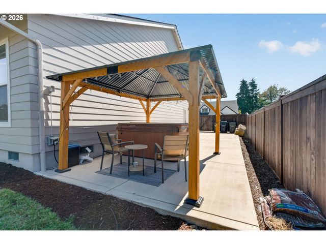 1020 S 33RD St, Springfield, OR 97478