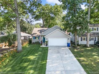 3633 Richmond St, Waterford, MI 48328