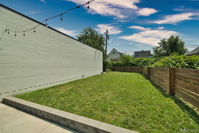611 W Philadelphia Street, Detroit, MI 48202