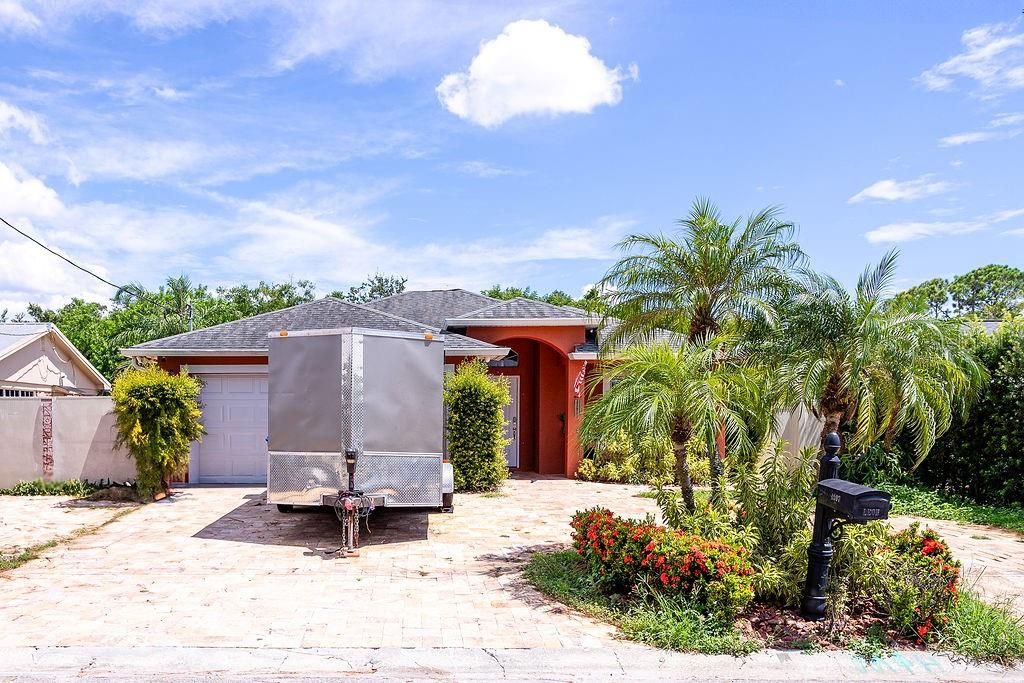 Image 4 of property listing at 4907 CARLYLE ROAD, Tampa, FL 33615