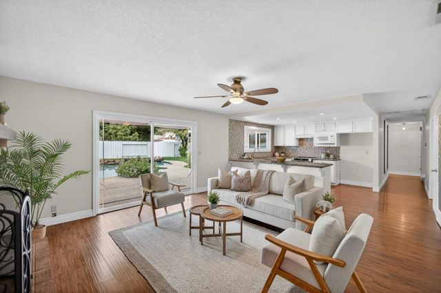 10 River Glade Ct, Sacramento, CA 95831