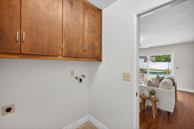 10 River Glade Ct, Sacramento, CA 95831