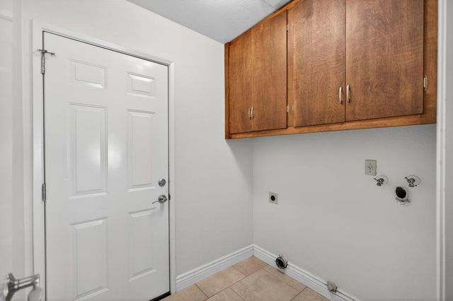 10 River Glade Ct, Sacramento, CA 95831