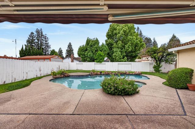 10 River Glade Ct, Sacramento, CA 95831