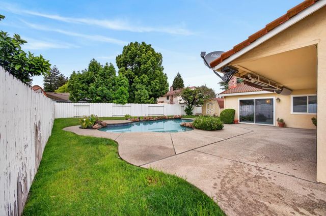 10 River Glade Ct, Sacramento, CA 95831