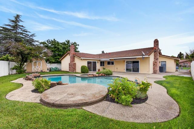 10 River Glade Ct, Sacramento, CA 95831