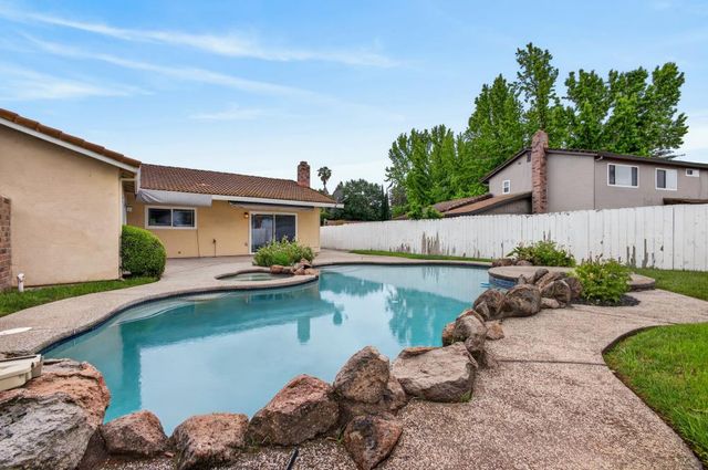 10 River Glade Ct, Sacramento, CA 95831