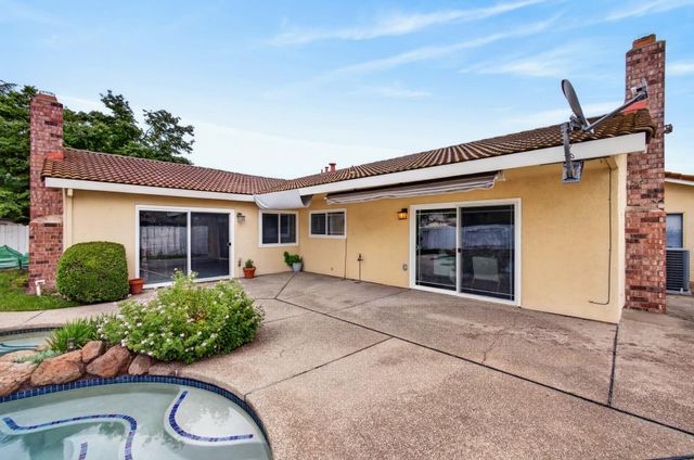 10 River Glade Ct, Sacramento, CA 95831