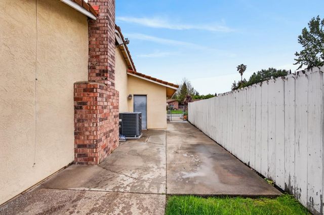 10 River Glade Ct, Sacramento, CA 95831