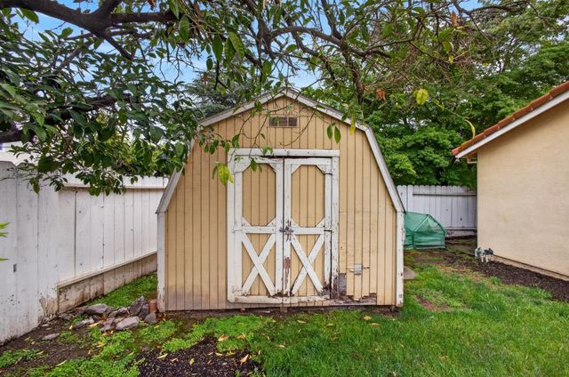 10 River Glade Ct, Sacramento, CA 95831