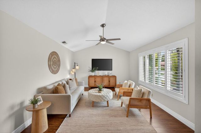 10 River Glade Ct, Sacramento, CA 95831