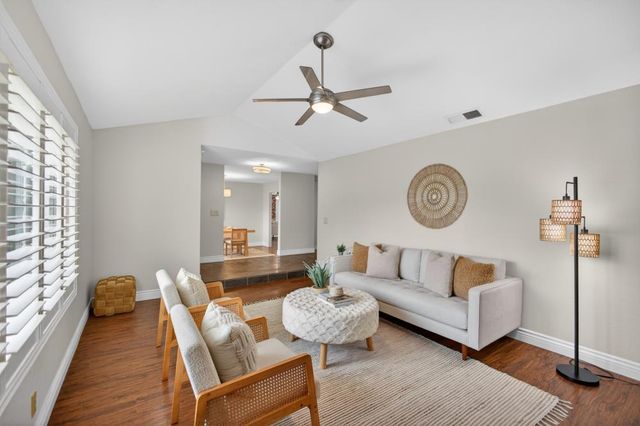 10 River Glade Ct, Sacramento, CA 95831