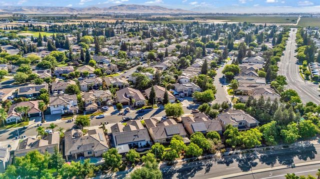9514 N Larkspur Avenue, Fresno, CA 93720