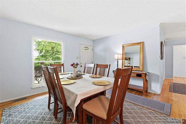 776 Coach Light Lane, Hazelwood, MO 63042