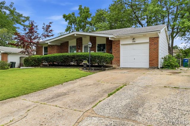 776 Coach Light Lane, Hazelwood, MO 63042