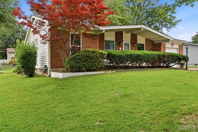 776 Coach Light Lane, Hazelwood, MO 63042